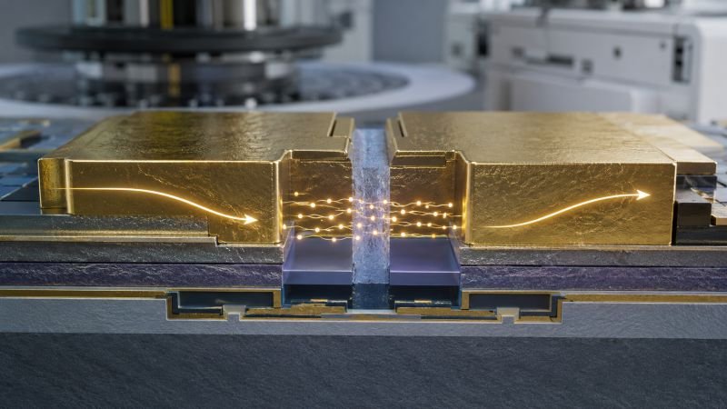 Metal-insulator-metal junction cross-section with two metallic electrodes separated by an ultrathin insulating layer, showing electron tunneling and rectified current flow